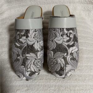 Johnny Was Dormi Floral Embroidered Clogs White/Silver Size 37 US 6.5 NWOT